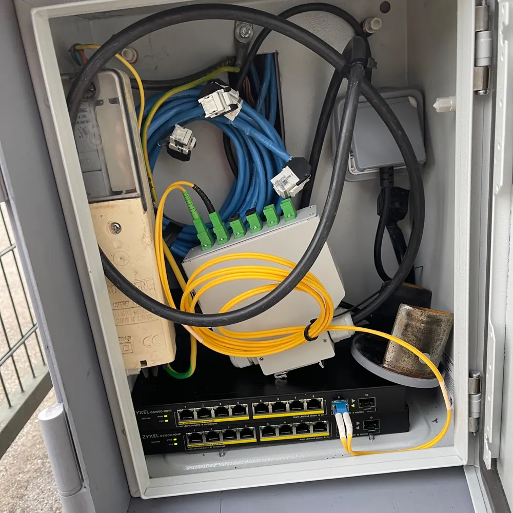Coffret fibre ouvert avec brassage optique, câbles réseau et switches PoE