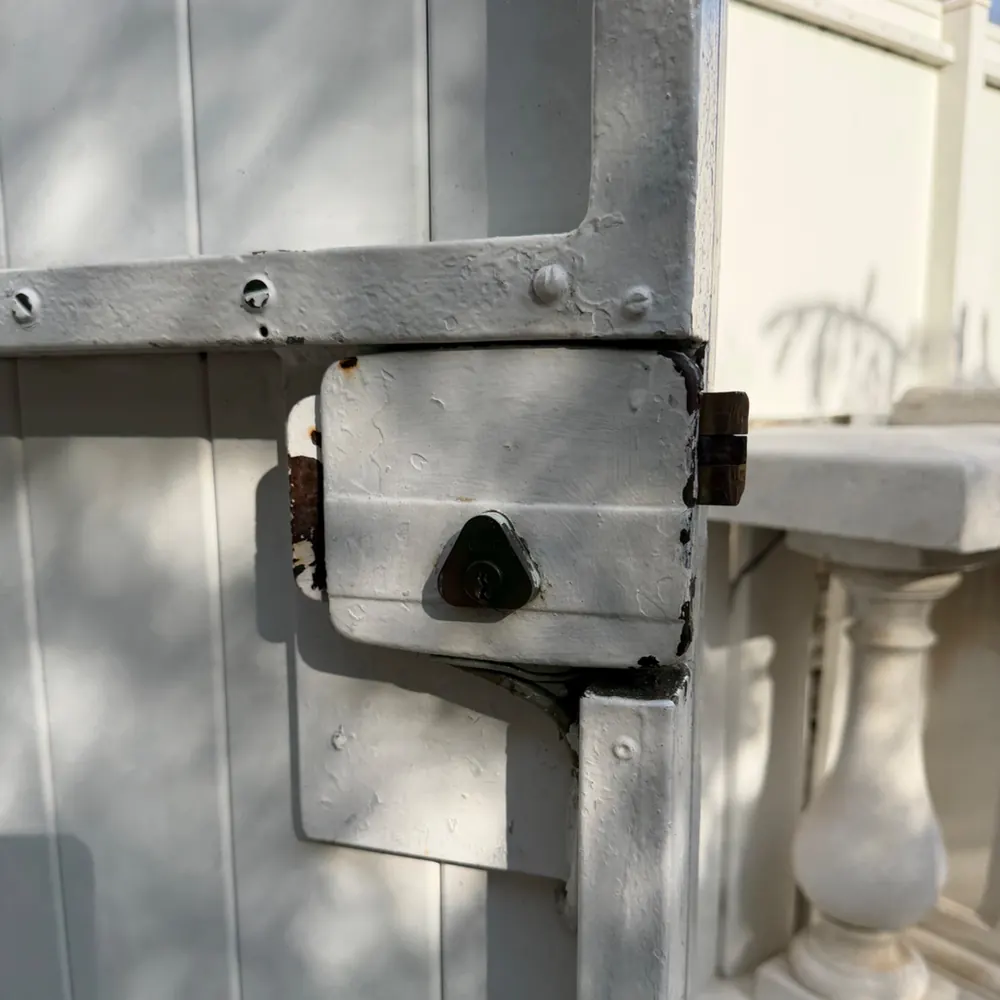 Électro-serrure remplacée sur une porte métallique