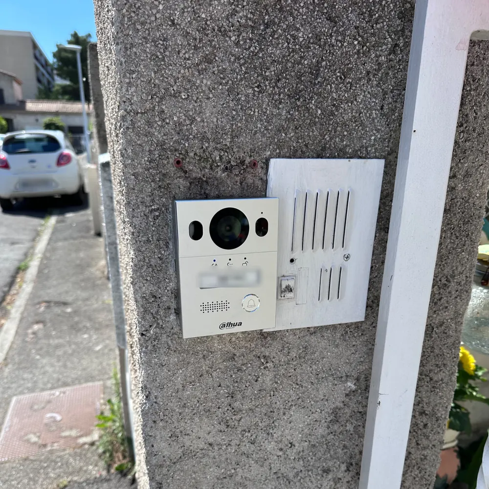 Platine d’interphone vidéo Dahua installée sur un pilier de portail